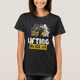 T-shirt Mode de levage sur l'Opéra de levage d'entrepôt ce