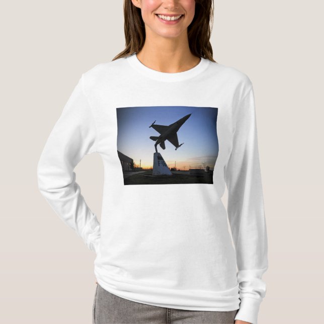 T-shirt Modèle d'échelle d'un Faucon F-16 C (Devant)