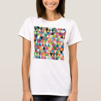 T-shirt modelé par triangle géométrique colorée