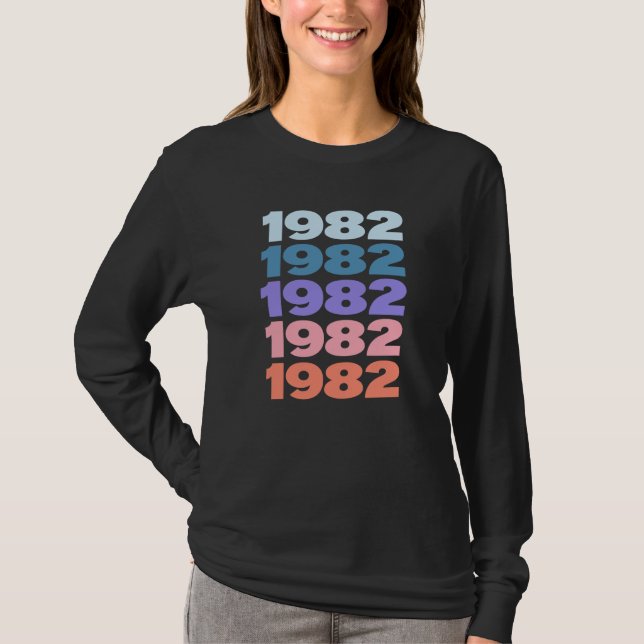 T-shirt Modern Repeated Text 1982 (Devant)