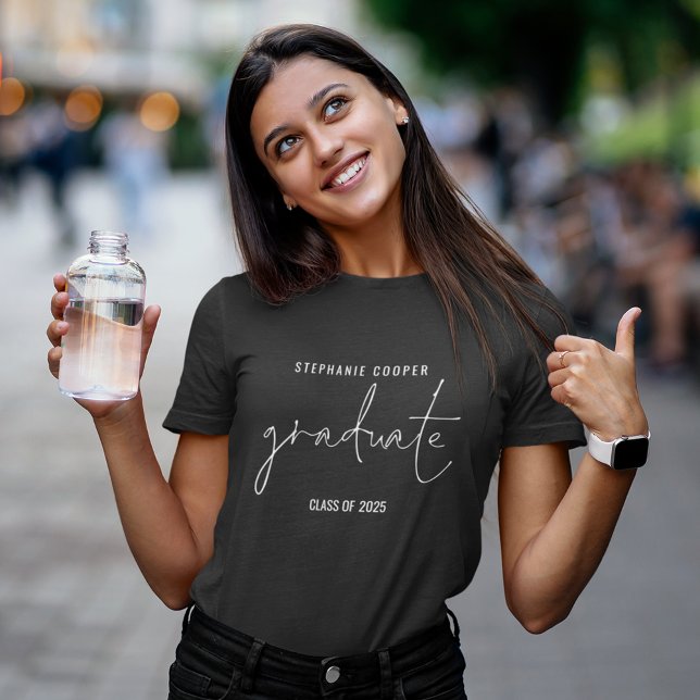 T-shirt Modern White Script Graduate Nom 2025 Graduation (Créateur téléchargé)