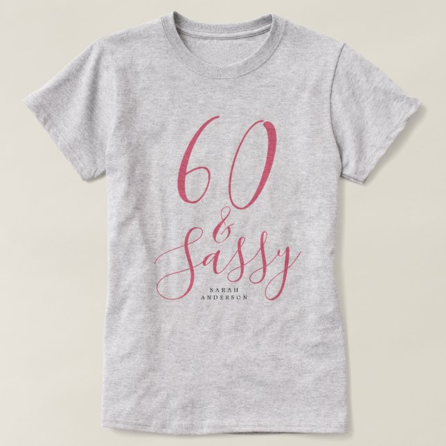 T-shirt Moderne 60 Sassy rose Nom 60e anniversaire Cadeau (Design devant)