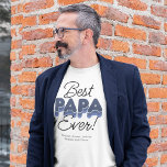 T-shirt moderne Best Papa Ever<br><div class="desc">Donnez à votre père la reconnaissance qu'il mérite avec ce t-shirt "Best Papa Ever" amusant et moderne. Avec ses tons bleus audacieux et la touche personnelle de ses noms d'enfants incorporés, ce t-shirt tendance et confortable est la façon parfaite de montrer à quel point vous vous souciez. Parfait pour les...</div>