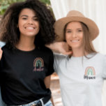 T-shirt moderne Boho Rainbow Auntie<br><div class="desc">Ce t-shirt Auntie entièrement modifiable présente un arc-en-ciel moderne dessiné à la main par la bohème. Ce T-shirt de style classique est le cadeau idéal pour toute tante ou tante à être. Ou vous pouvez simplement montrer à tout le monde que vous êtes une grande tante ! Le libellé "Tante"...</div>