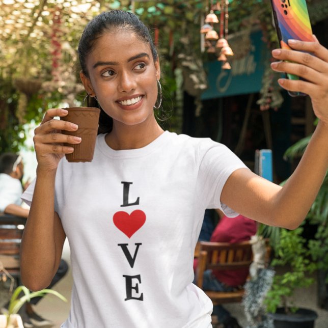 T-shirt Moderne LOVE Heart Motif Élégant élégant (Créateur téléchargé)