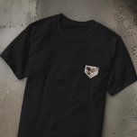 T-shirt Moderne Simple Grunge Custom Badge Pet Photo<br><div class="desc">Ce design simple et classique est composé de typographie serif et d'ajouter une photo personnalisée.</div>