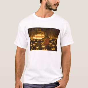 T-shirt Moines allumant des bougies et des lanternes khom