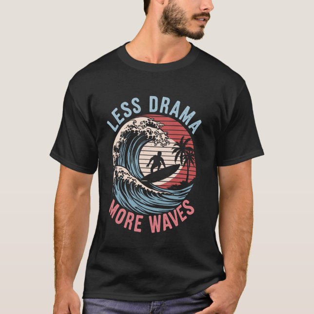 T-shirt Moins De Drame Plus De Vagues Drôle De Surf Planch (Devant)