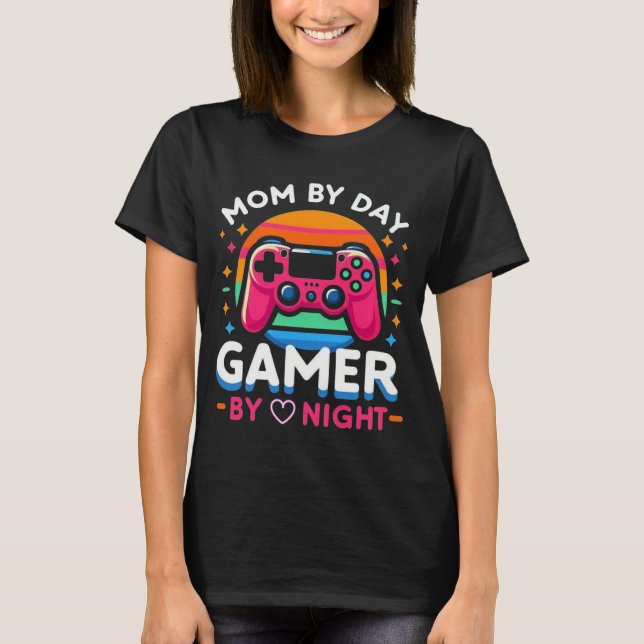 T-shirt Mom By Day, Gamer By Night: Retro Sunset Pink (Devant)