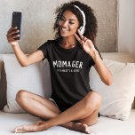 T-shirt Momager | Modern Mom Manager Noms des enfants<br><div class="desc">Simple et élégant "Momager", citation personnalisée t-shirt femme d'art avec typographie moderne et minimaliste en blanc dans un style audacieux et tendance. Le cadeau ou l'accessoire parfait pour la Fête des Mères, l'anniversaire de votre maman ou juste parce que! Les mots peuvent facilement être personnalisés avec votre propre message pour...</div>