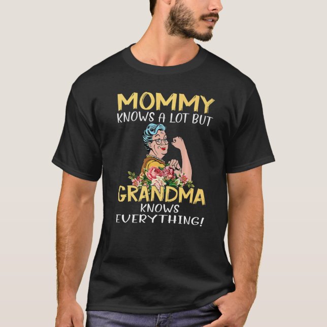 T-shirt Mommy Knows A Lot But Grandma Knows Everything   (Devant)