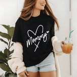 T-shirt Mommy Simple Moderne Typographie Script Coeur<br><div class="desc">Mommy Simple Moderne Typographie de Script Heart Women's Fashion T-Shirt Top présente le texte "Mommy" dans un script moderne amusant typographie accentué de coeurs mignons. Parfait comme cadeau pour maman pour l'anniversaire,  Noël,  la fête des mères et plus encore. Conçu par Evco Studio www.zazzle.com/store/evcostudio</div>
