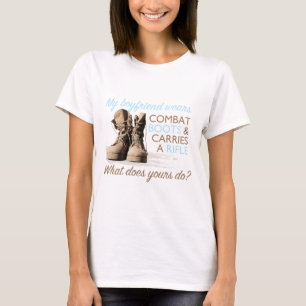 T-shirt Mon ami porte des bottes de combat