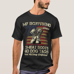 T-shirt Mon ami porte des bottes de combat et des étiquett