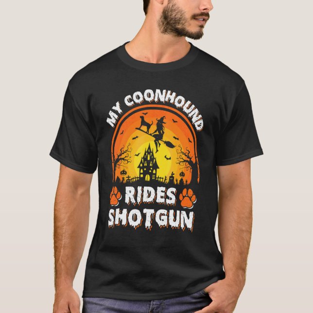 T-shirt Mon chien Coonhound monte avec une sorcière dans u (Devant)