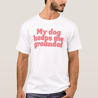 T-shirt Mon chien me garde les pieds sur terre – Chien min