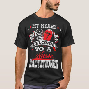 T-shirt Mon coeur appartient à une infirmière praticienn