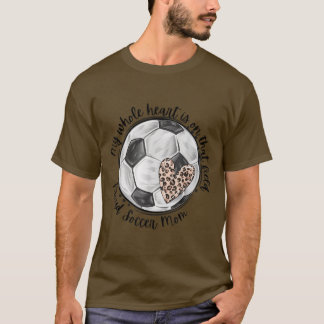 T-shirt Mon coeur entier est sur ce terrain fière maman fo
