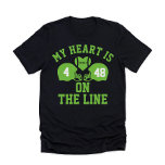 T-shirt Mon coeur est sur la ligne Football 2 joueur<br><div class="desc">Voici notre T-shirt exclusif "My Heart is on the Line" - le vêtement parfait pour les fans de football et les supporters fiers ! Ce tee-shirt élégant et confortable présente un design avant dynamique avec deux casques de football avec des numéros de joueurs, symbolisant la passion et l'intensité du jeu....</div>
