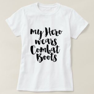 T-shirt Mon héros porte des bottes de combat