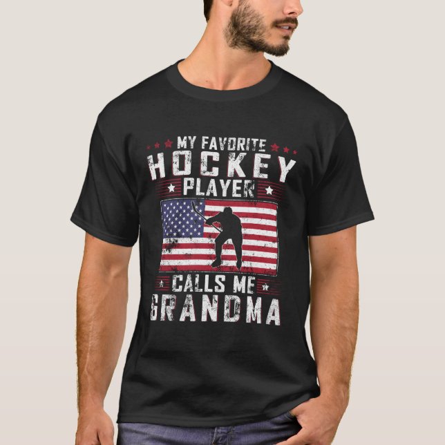 T-shirt Mon Joueur De Hockey Favori M'Appelle Grand-Mère (Devant)