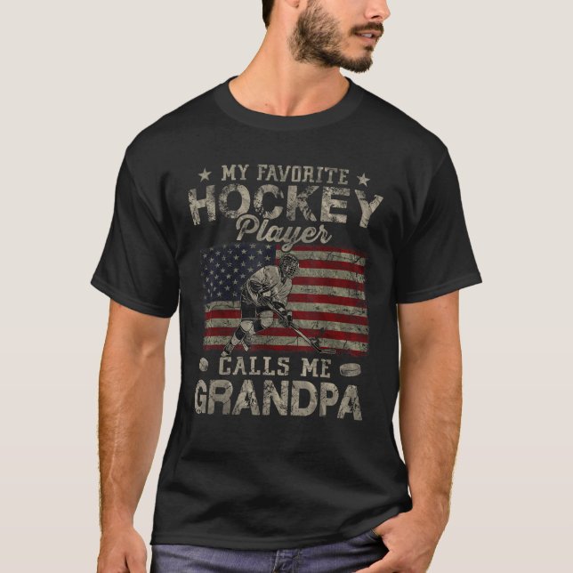 T-shirt Mon Joueur De Hockey Favori M'Appelle Grand-Père (Devant)