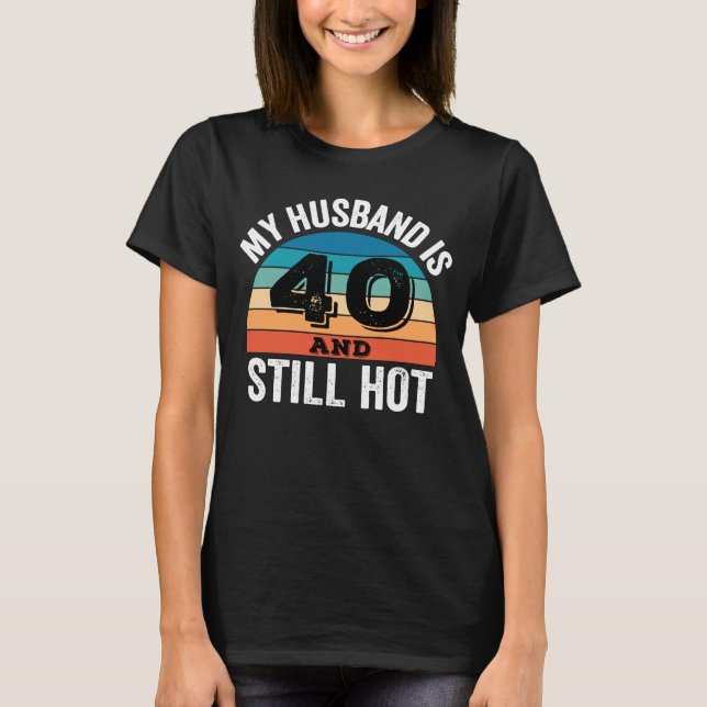 T-shirt Mon mari a 40 ans et reste chaud (Devant)