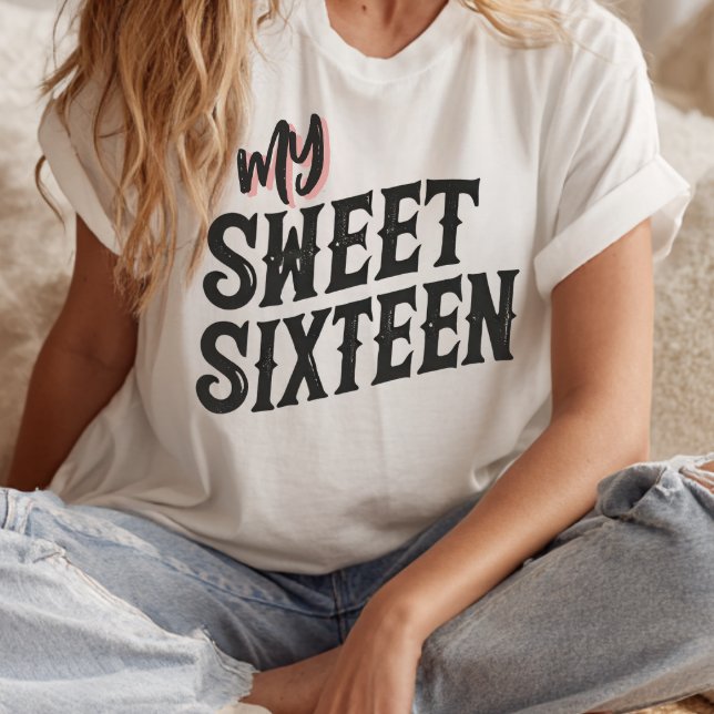 T-shirt Mon Sweet sixteen de texte moderne noir et rose (Rustic boho teen girl wearing “My Sweet Sixteen” t-shirt in cozy neutral bedroom setting.)