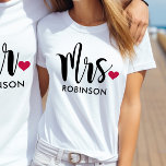 T-shirt Monogramme de mariage personnalisé Mme Black Moder<br><div class="desc">Le design personnalisé des chemises Mme avec un script moderne et élégant et un accent de coeur rouge peut être personnalisé avec le nom de famille de la mariée. Fait un grand cadeau mariage pour la lune de miel!</div>