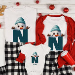 T-shirt Monogramme Famille Noël Custom mignon Snowman<br><div class="desc">Préparez-vous pour une saison de fêtes festives et chaleureuses avec notre T-Shirt Monogrammed Family Christmas Custom Snowman. Cette chemise adorable est le choix idéal pour les familles qui souhaitent ajouter une touche personnalisée à leurs fêtes de Noël. Notre chemise de Noël monogrammée vous permet de la customiser avec les noms...</div>
