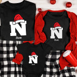 T-shirt Monogramme Famille Noël Personnalisez Avec Nom<br><div class="desc">Laisser le style de vacances de votre famille avec notre Monogrammed Family Christmas Personnalisez Avec le nom T-Shirt. Ces chemises sont plus que de simples tenues festives, elles sont le symbole de l'identité et de l'unité uniques de votre famille pendant la période des fêtes. Customisez chaque chemise avec les noms...</div>