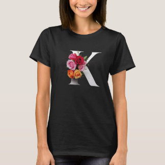 T-shirt monogramme lettre initiale K rose, fleurs rouges c