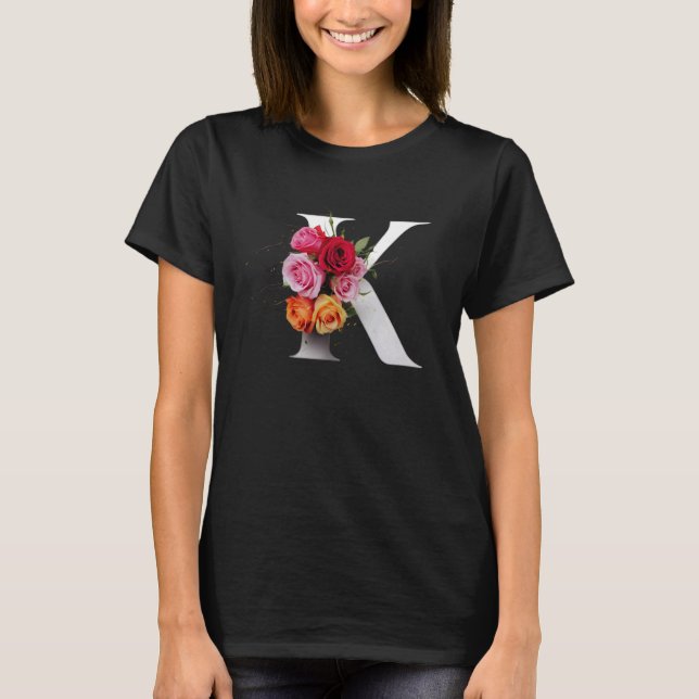 T-shirt monogramme lettre initiale K rose, fleurs rouges c (Devant)