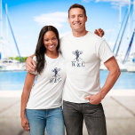 T-shirt Monogramme personnalisé cheval de mer Nautique<br><div class="desc">Un design nautique élégant avec un hippocampe,  des initiales monographiques personnalisées et des rayures bleues et blanches de style marine. Conçu par Thisisnotme©</div>