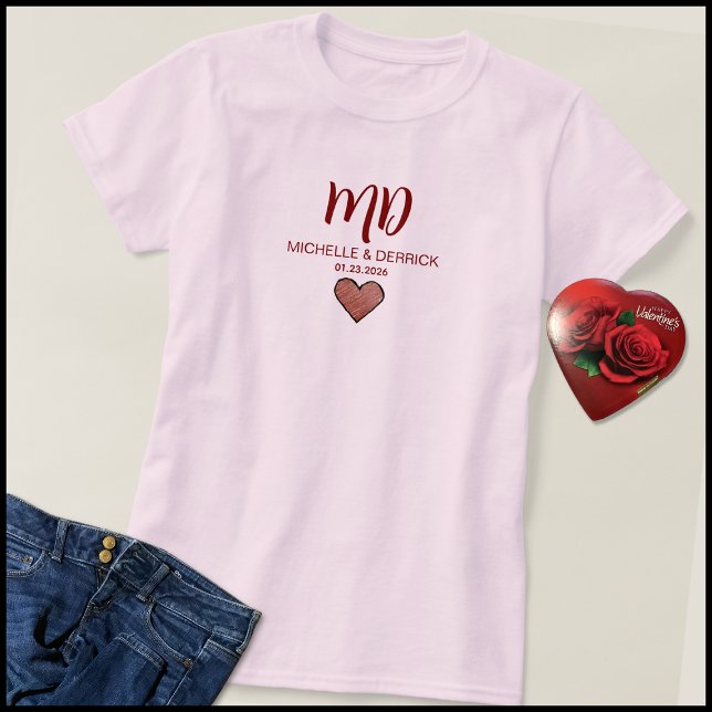 T-shirt Monogramme Rouge Cerise Moderne Nom du Mari et de  (Créateur téléchargé)