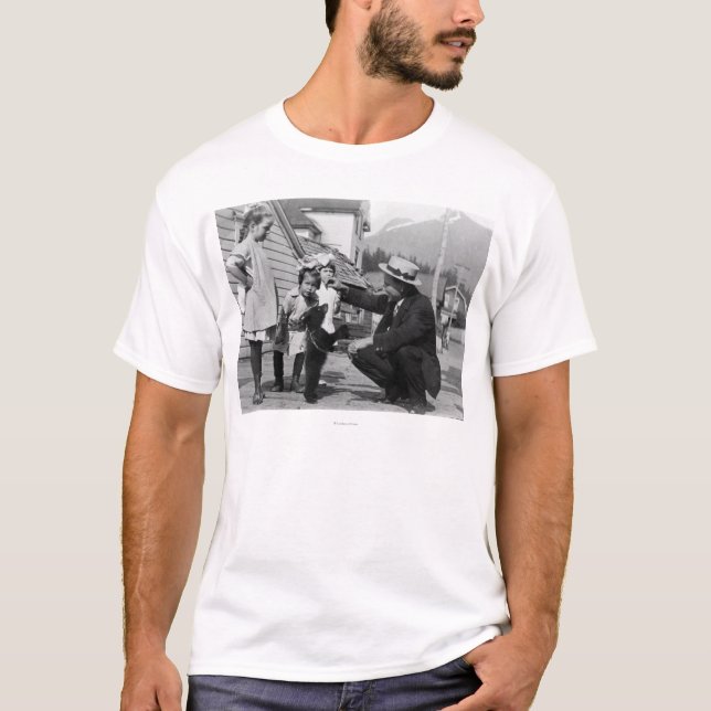 T-shirt Monsieur et enfants jouant avec l'ours CUB sur des (Devant)