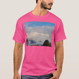 T-shirt Montagne Et Arbres Avec Des Nuages Faibles À Poing