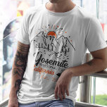 T-shirt Montagne minimaliste de l'ours du parc national Yo<br><div class="desc">Parc national de Yosemite en Californie. Ce design rétro fait un grand cadeau de Noël ou d'anniversaire pour les fans des parcs nationaux et des montagnes de Californie. Le design vintage rétro est un cadeau parfait pour le camping et les amateurs de randonnée nature. - Vous pouvez ajouter un nom...</div>