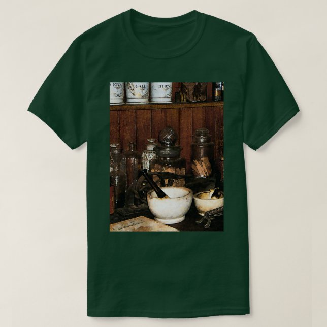 T-shirt Mortier et pilon dans la pharmacie 1 (Design devant)