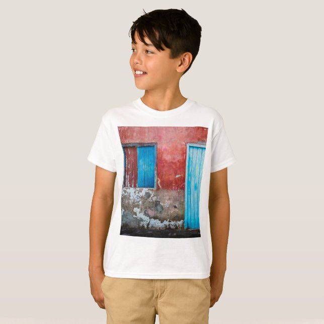 T-shirt Mur, porte et fenêtre rouge, bleu et gris (Devant entier)