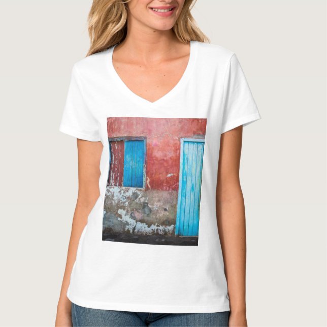 T-shirt Mur, porte et fenêtre rouge, bleu et gris (Devant)