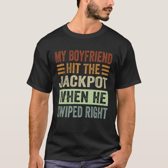 T-shirt My Boyfriend Hit The Jackpot When He Swiped Right  (Devant)