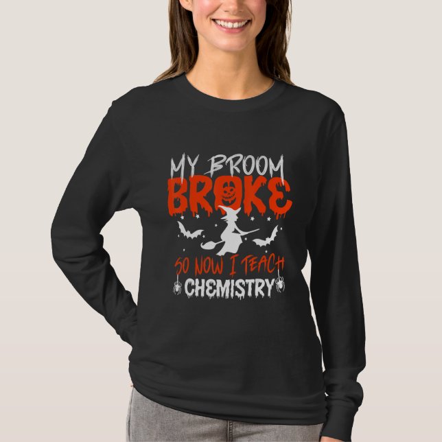 T-shirt My Broom Broke So Now I Teach Chemistry Teacher Ha (Devant)