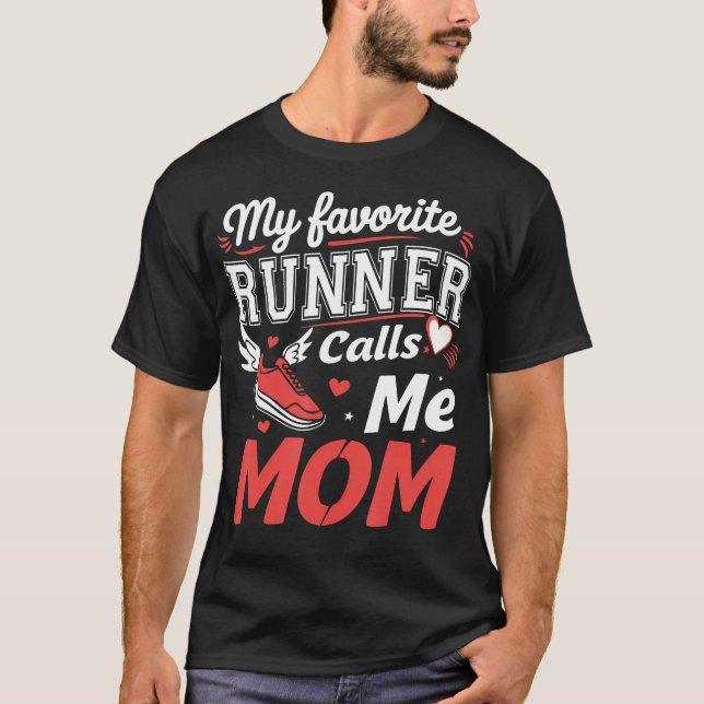 T-shirt My Favorite Runner Calls Me Mom Funny Running For  (Devant)