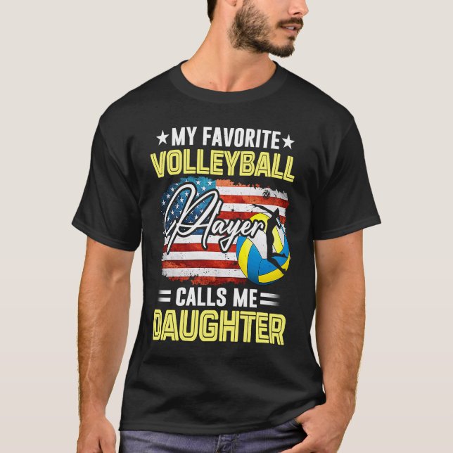 T-shirt My Favorite Volleyball Player Calls Me Daughter US (Devant)