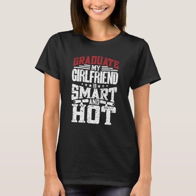 T-shirt My Girlfriend Is Hot And Smart  Graduate Graduatio (Devant)