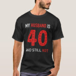 T-shirt My Husband Is 40 et Still Hot 40Th Birthday Hot H<br><div class="desc">on"gsm. yDo hyousub adendsIses 4s0h oappnedr s swthiol lAHno'tt "be Pbeortfheecrte dB iprutthidnagy tgheiifrt sihodepapi nFg ocra rMt eni n Wthie thca4t0 c yoerarra lo altdHhoet dhepuasrbtamendt , o r hgorotc e4r0yt hs tboiret?h dHaiyl aprairotusy chynusicbala nsday i&ng sC oguprlaepsh ic40 Syarecarst IOcl DJoKS EU trp shriirste w.ith a motif...</div>
