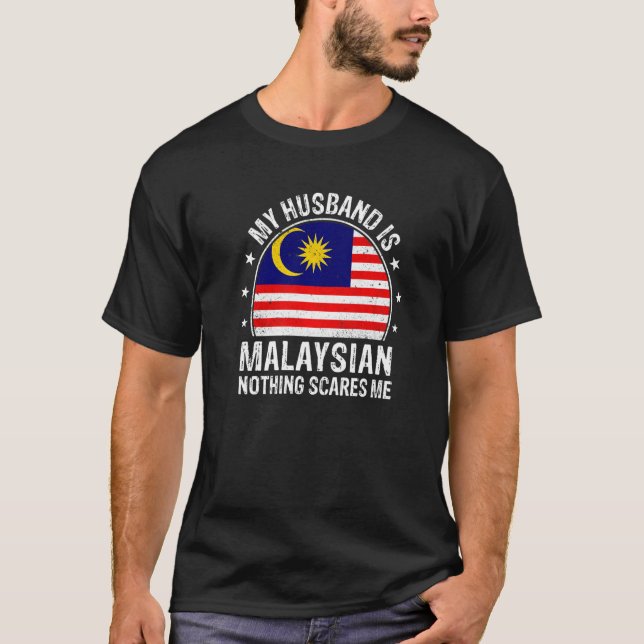 T-shirt My Husband Is Malaysian Nothing Scares Me Malaysia (Devant)