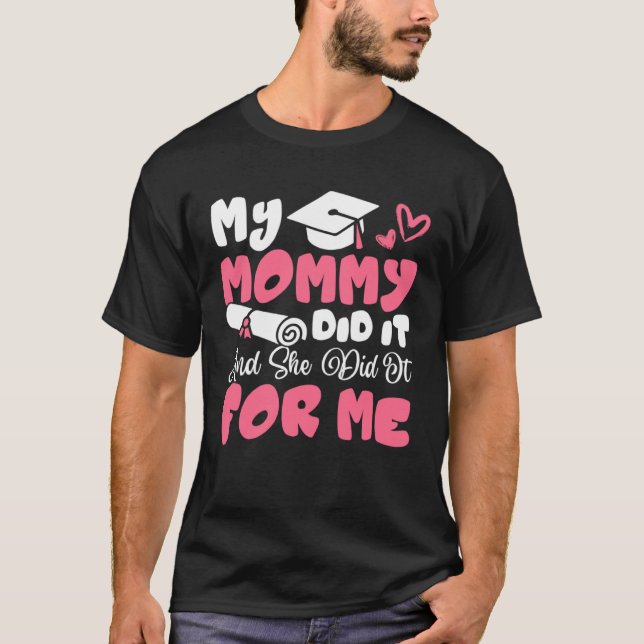 T-shirt My Mommy Did It And She Did It Graduation Mom Prou (Devant)