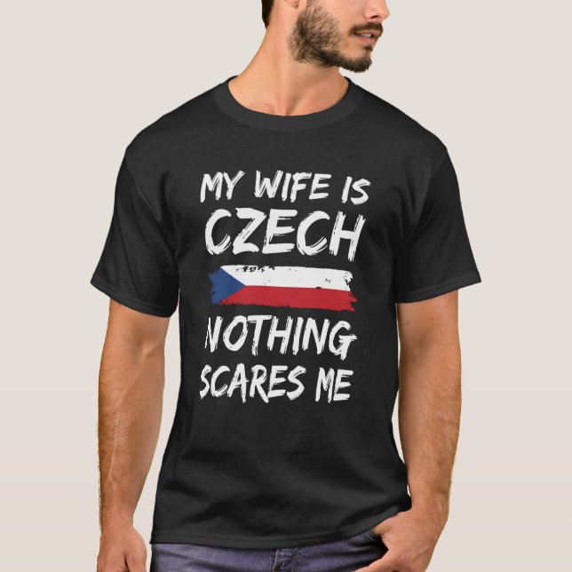 T-shirt My Wife Is Czech Nothing Scares Me Czech Republic  (Devant)